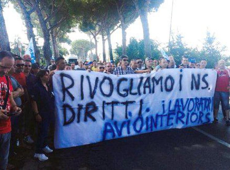 Latina: operai Aviointeriors bloccano via Appia contro licenziamenti