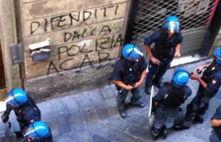 Bologna: Digos sgombera stabile occupato, anarchici si barricano dentro