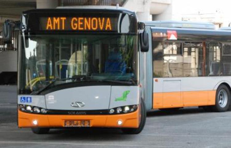 Genova: minaccia passeggeri bus con coltello, arrestato da polizia