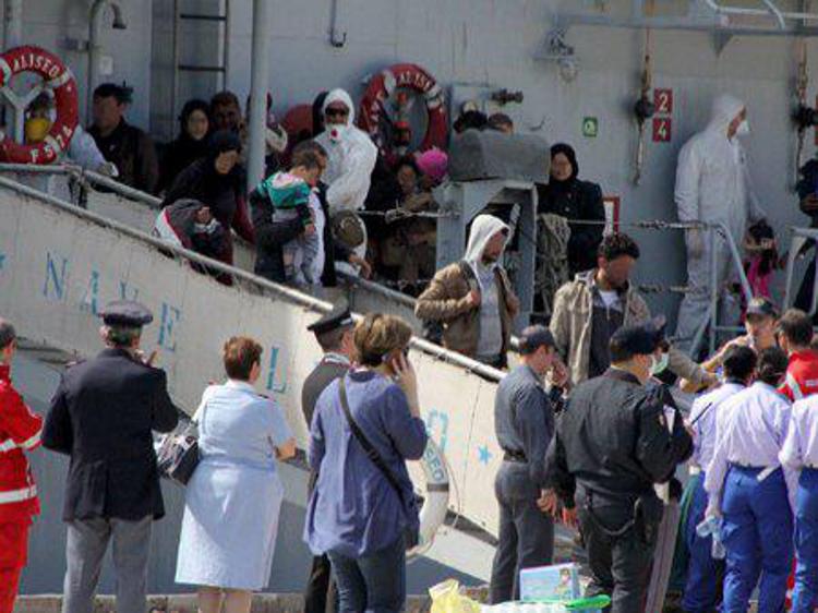 Immigrati: sbarco al porto di Taranto, fermato presunto scafista tunisino