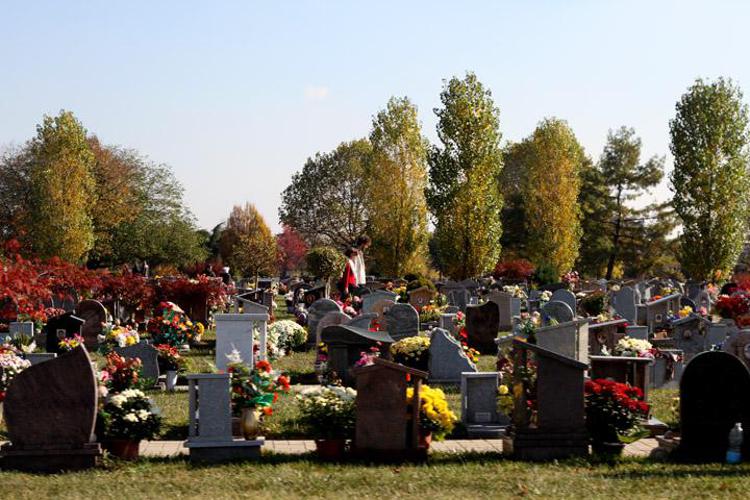 Torino: anziano tenta di sgozzarsi su tomba moglie, grave