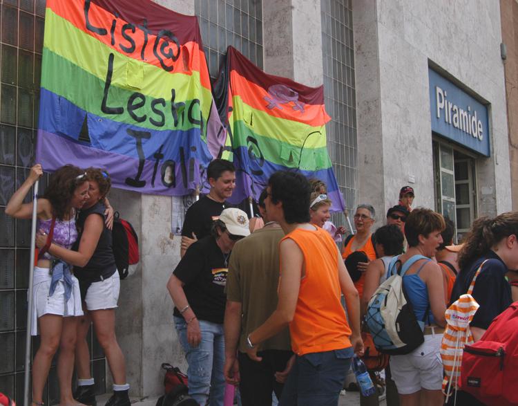 Unioni gay, a settembre arriva ddl del governo: stessi diritti di chi si sposa ma no all’adozione