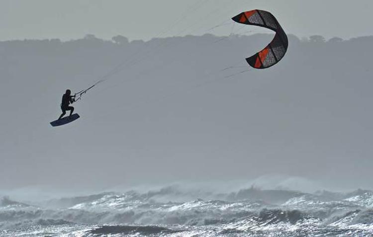 Gorizia: austriaco con kite surf sollevato dal vento cade in spiaggia, ferito