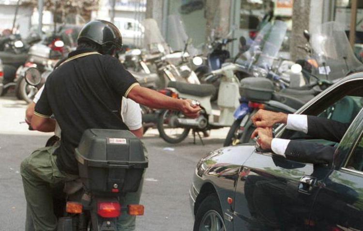 Milano: su uno scooter avvicinano auto e rapinano conducente