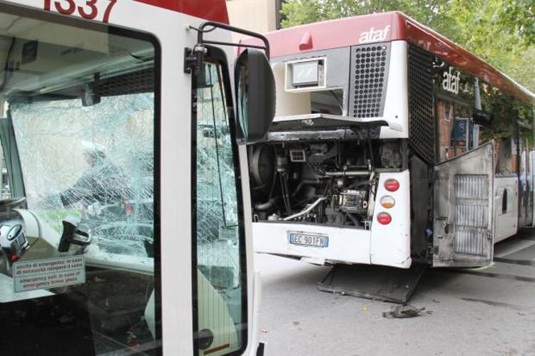 Incidenti: scontro tra due autobus a Roma, 8 contusi