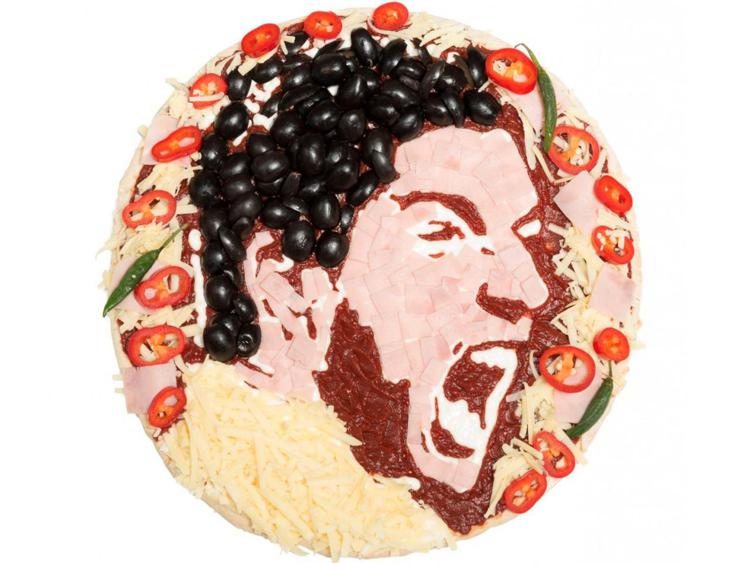 Suarez morde Chiellini? Con la pizza ‘Uruguayan Hot’ tutti potranno ricambiare il gesto