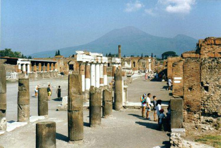 Tregua assemblee a Pompei, “siti resteranno aperti”. Ma nel sindacato è bufera