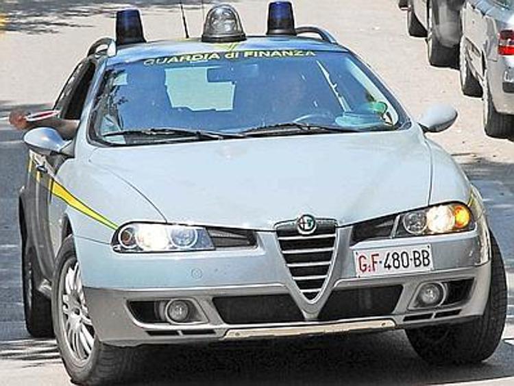 Bari: estorsioni a ditte subappalto, arrestato dipendente azienda impianti telefonia