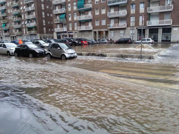 Tombini eruttano acqua nel quartiere Niguarda di Milano