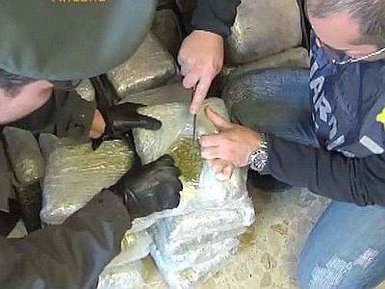 Bari: 29 kg marijuana nascosti sotto botola auto, due arresti