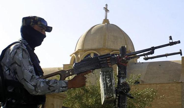 Iraq, la Francia invia armi ai curdi. Venerdì il Consiglio Ue. L'appello del Papa: 