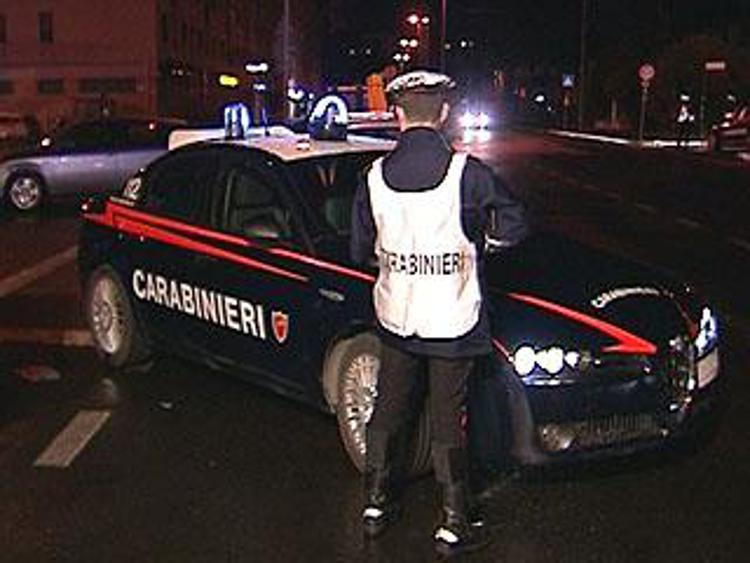 Napoli: carabinieri trovano Kalashnikov e fucile a canne mozze in auto rubata