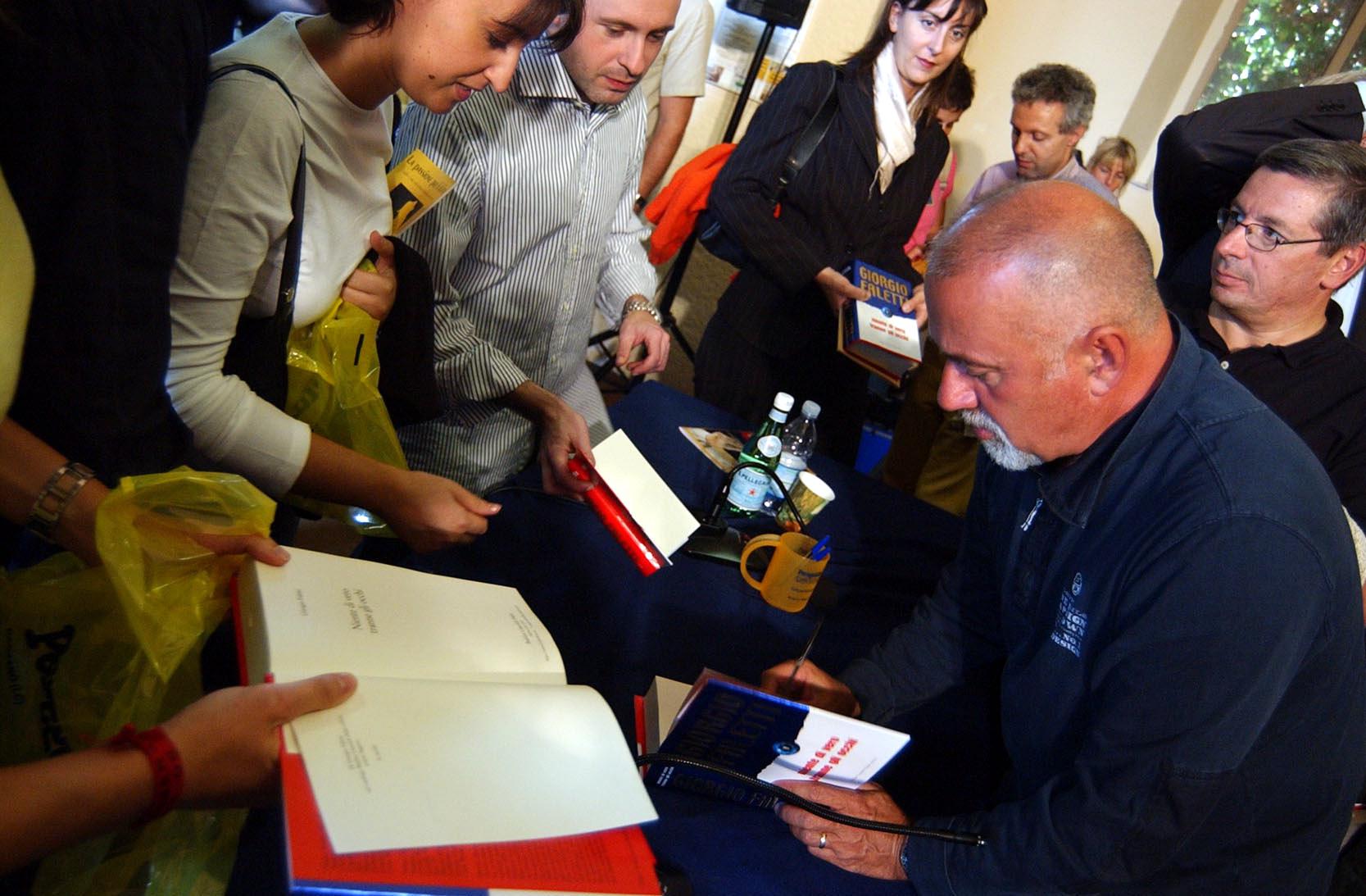 Nel 2004 a Monticello Brianza (Lecco) autografa i suoi libri (Foto Infophoto)