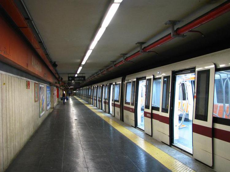 Roma: metro 'A' interrotta, tubo in galleria ha colpito finestrino macchinista