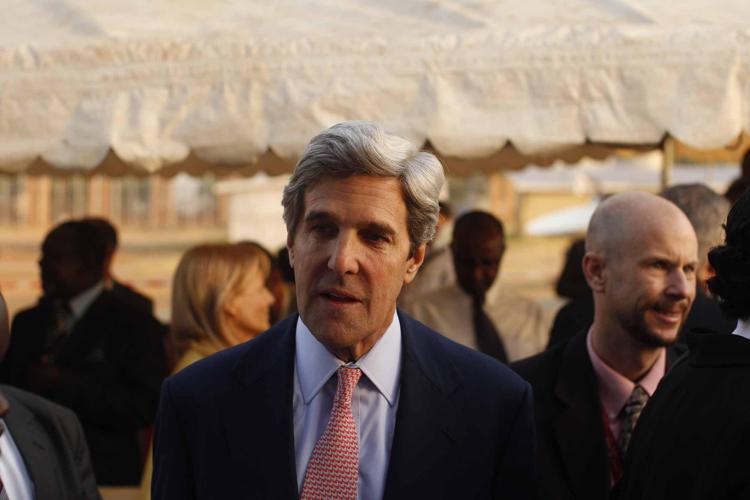(110109) -- JUBA(SUDAN), Jan 9, 2011 (Xinhua) -- U.S. Senator John Kerry (C) inspects at a polling station in Juba, Sudan, Jan. 9, 2011. The south Sudan referendum started on Jan. 9, 2011. (Xinhua/Cai Yang) 