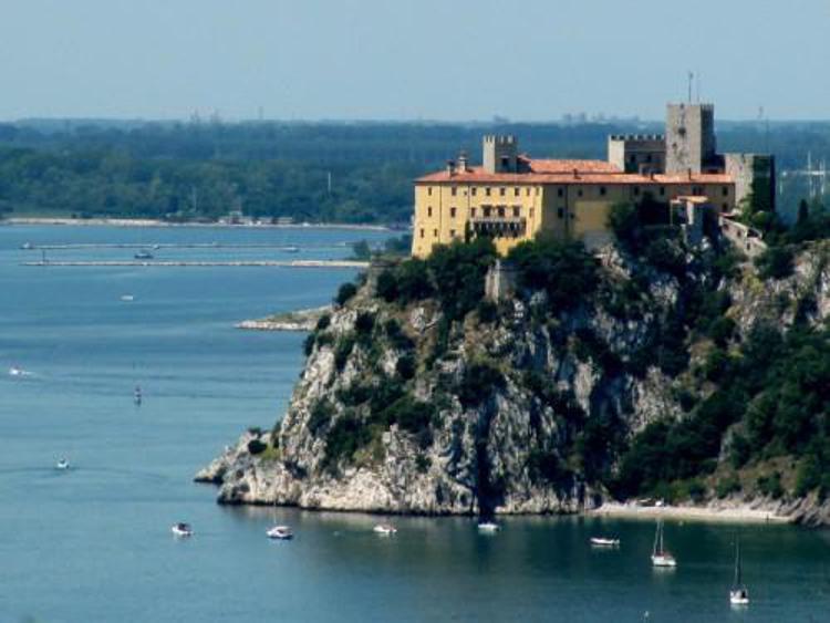 Trieste: precipita da costone roccioso sopra spiaggia Duino, ferito