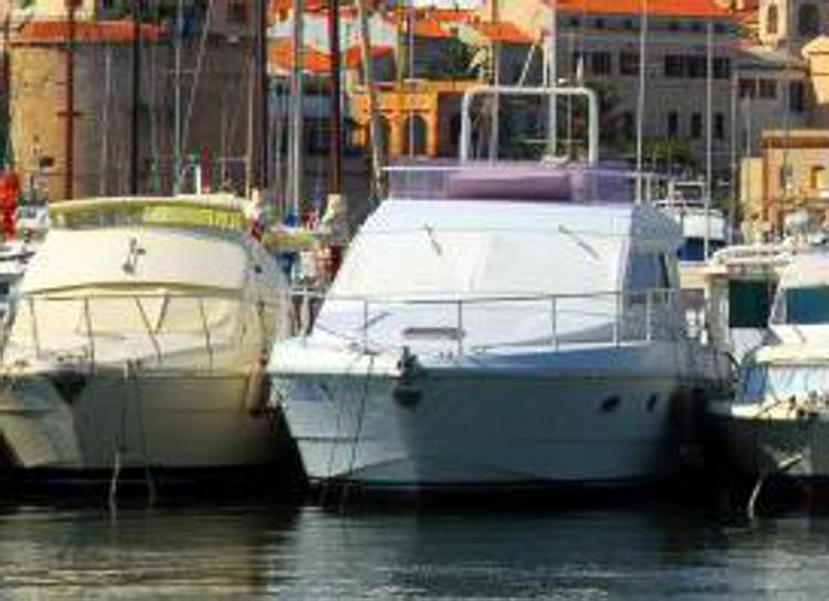 Fisco, Gdf sequestra yacht australiano nel porto di Alghero: valore 1,1 mln