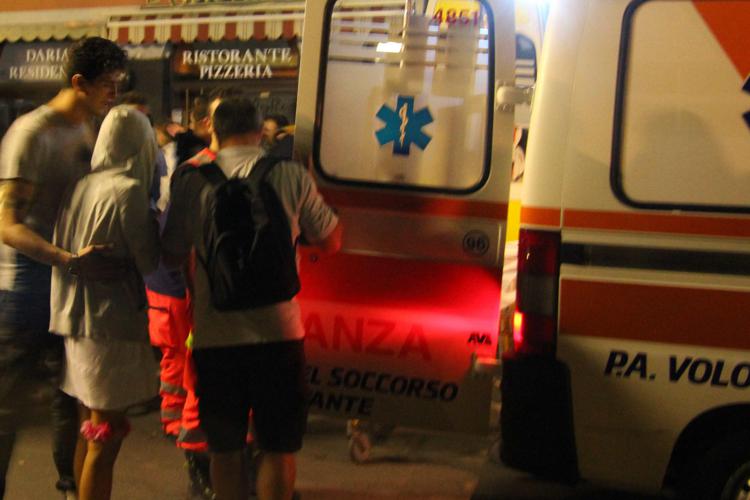 Pescara, nella notte spara dalla finestra e ferisce tre persone: un fermo