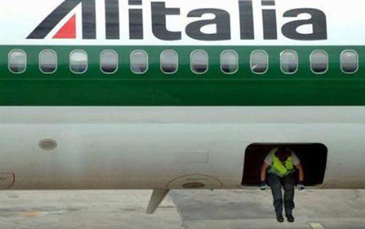 Alitalia, slitta ok a contratto con Etihad. Guerra tra sindacati sul referendum