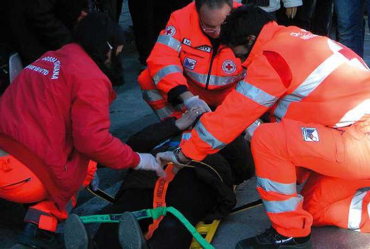 Incidenti: auto precipita da viadotto a Genova, due morti