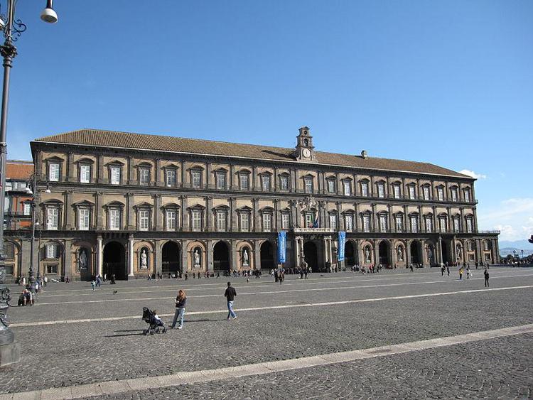 Napoli: caduto pezzo cornicione Palazzo Reale