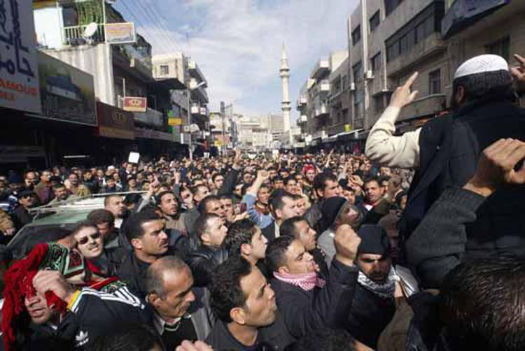 Mo: Manifestazione anti-Israele in Giordania, sassi contro l'ambasciata