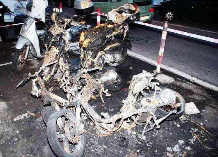 Genova: incendiati nove motocicli e cinque auto
