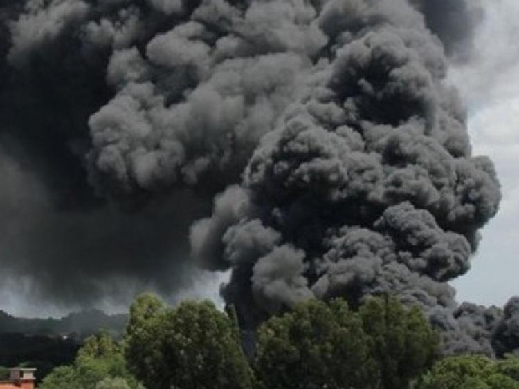 Incendio in un deposito edile a Roma: prima le esplosioni, poi una colonna di fumo /VIDEO