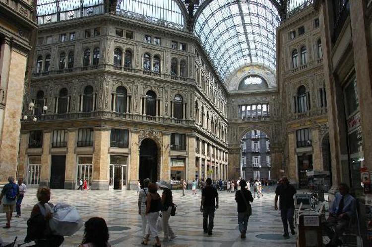 Napoli: 14enne ferito da caduta calcinacci, sopralluoghi in Galleria Umberto I