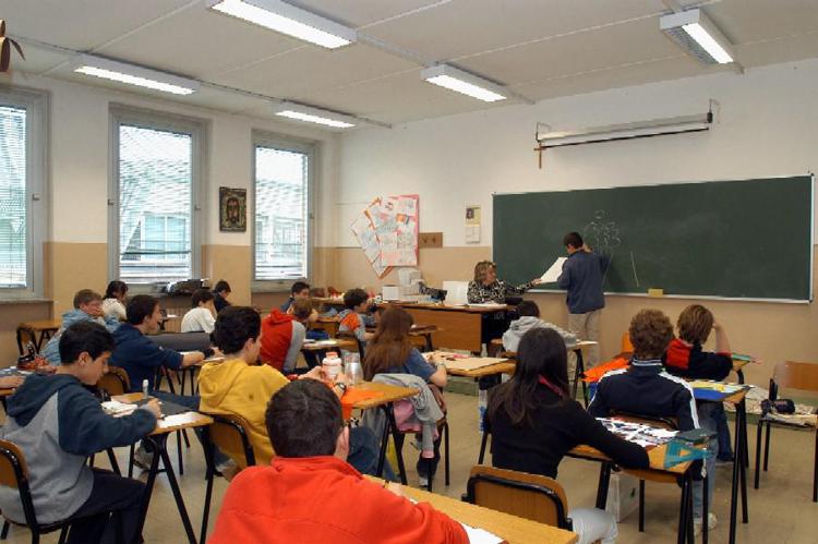 Scuola: Regione Campania, oltre 800 mln euro per 1.000 istituti