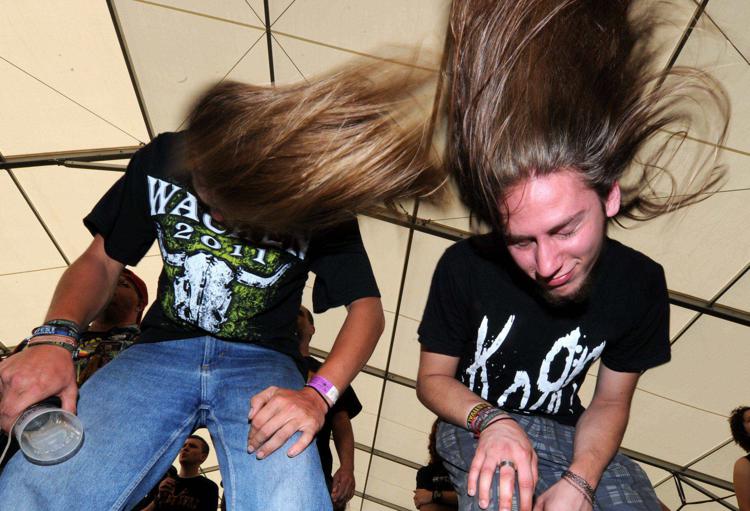 Fan dell'heavy metal mentre fanno 'headbanging' (Infophoto)