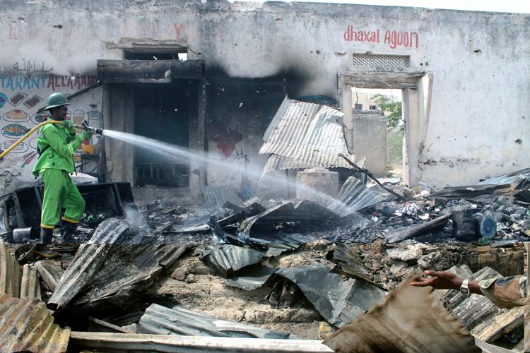 Attentato in Somalia, autobomba esplode tra Parlamento e Palazzo presidenziale: 4 morti