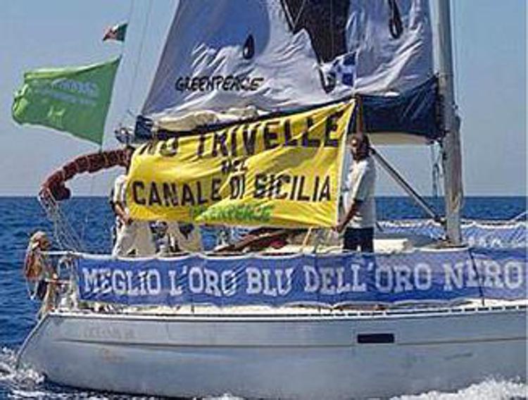 Petrolio, attivisti di Greenpeace a Mondello: stop trivelle in Sicilia