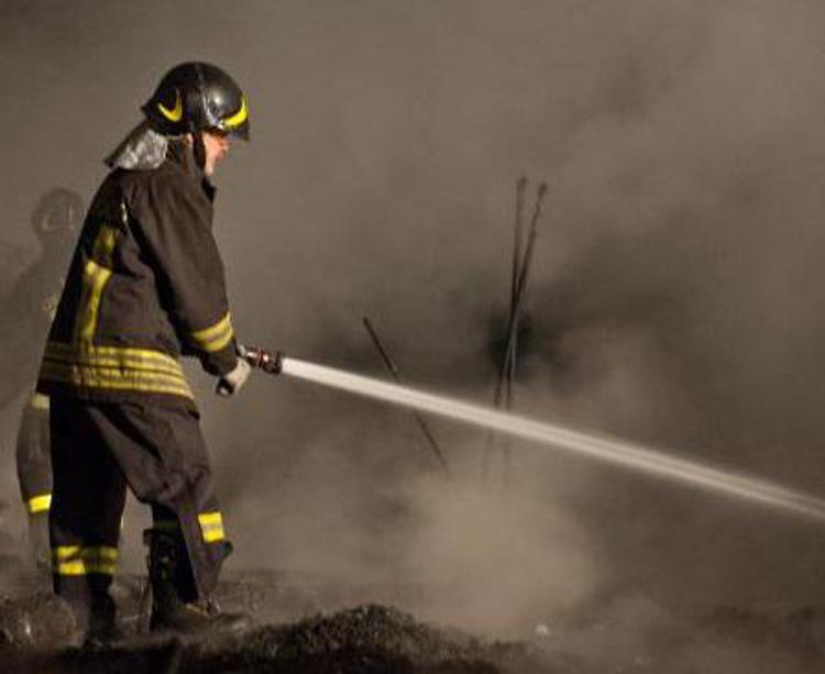 Firenze: brucia capannone a Empoli, nuvola di fumo rende aria irrespirabile