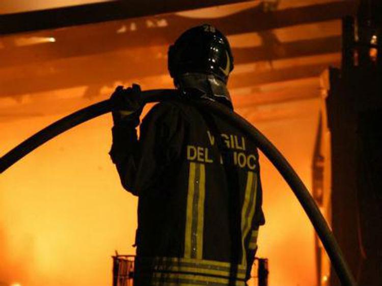 Incendi: fiamme distruggono chalet nel ragusano, indagini
