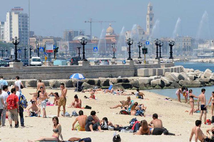 Bari: derubano turista estone su spiaggia cittadina, due arresti