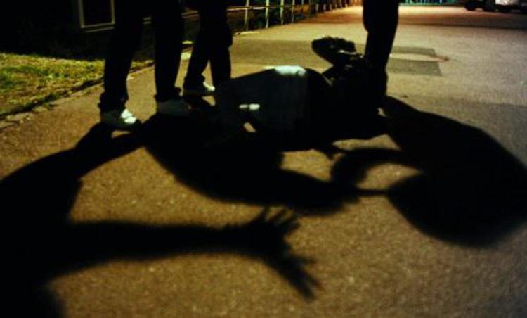 Bari: prendono a bastonate giovani per rubare scooter, tre arresti