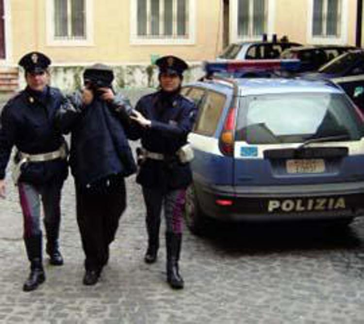 Bologna: fingendosi appartenenti a forze ordine truffavano anziani