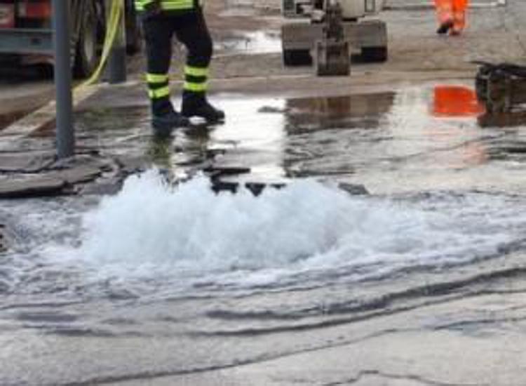 Roma: si rompe tubatura acqua, allagate strade vicino al mercato Trionfale