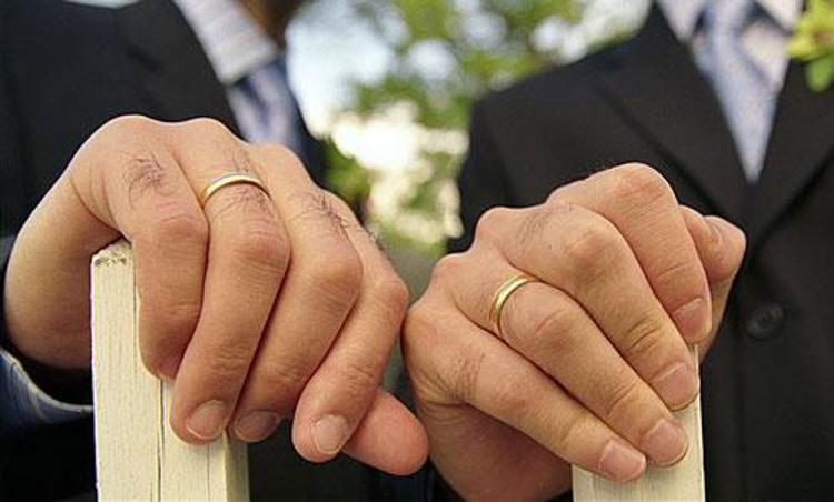 Gay: Bologna, via libera a trascrizione matrimoni celebrati all'estero