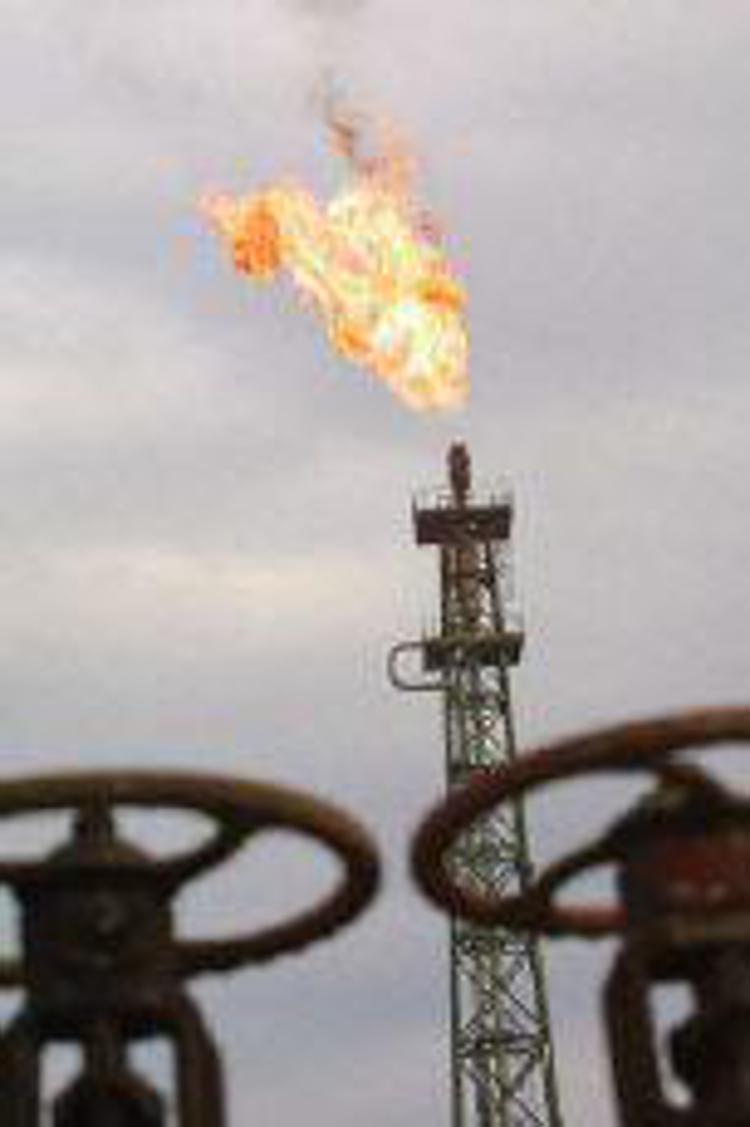 Siria: attivisti, Isil vende petrolio a uomini d'affari iracheni
