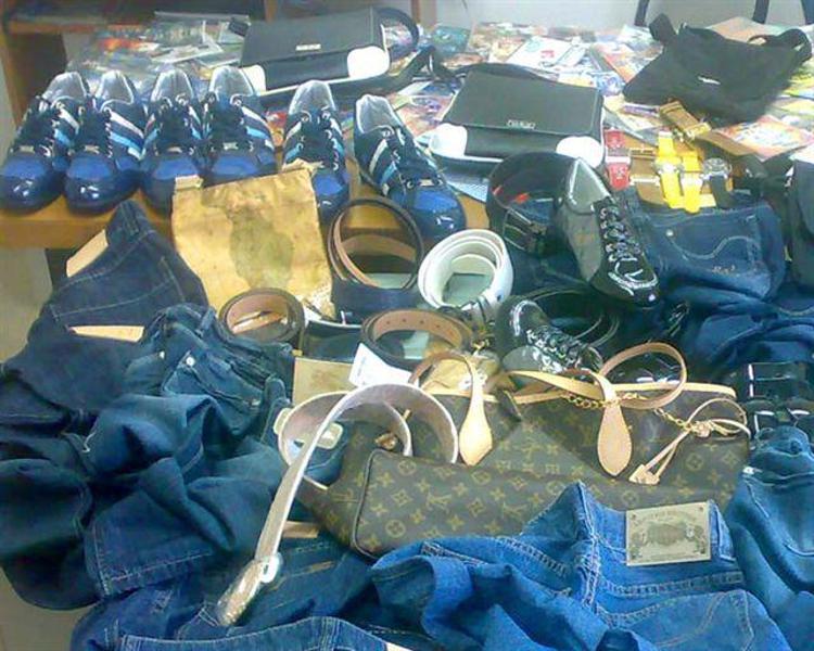 Napoli: trovato in casa con 30mila euro di merce contraffatta, arrestato