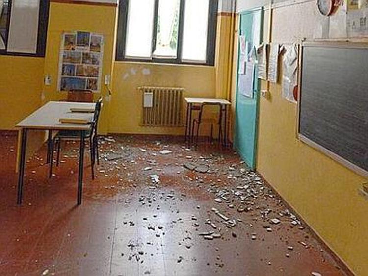 Palermo: raid in scuola intitolata a Falcone, incendiati banchi ed imbrattato busto