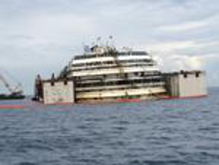 La Concordia riemerge di quattro metri. Relitto in partenza per Genova tra lunedì e martedì