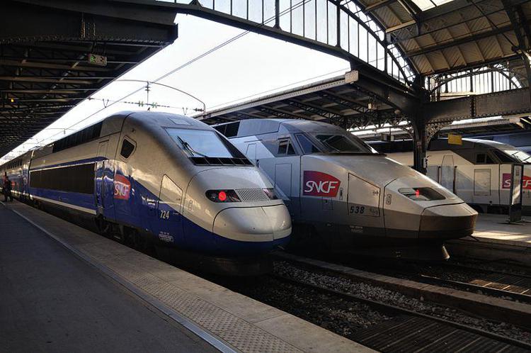 Francia, scontro tra un Tgv e un treno regionale: 17 feriti, 3 sono gravi
