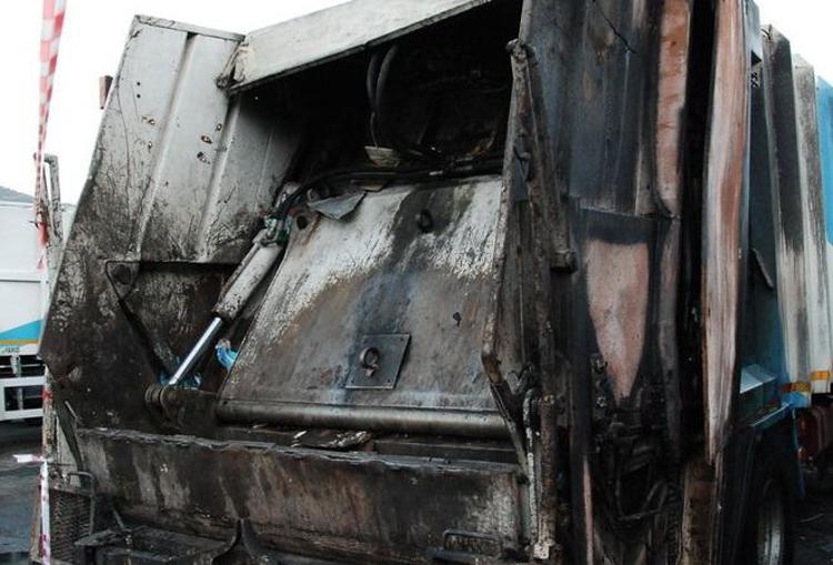 Rifiuti: Napoli, molotov contro camion raccolta differenziata ad Acerra