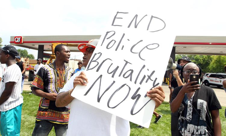 Le proteste per l'uccisione di Michael Brown a Ferguson, in Missouri (Infophoto) - INFOPHOTO