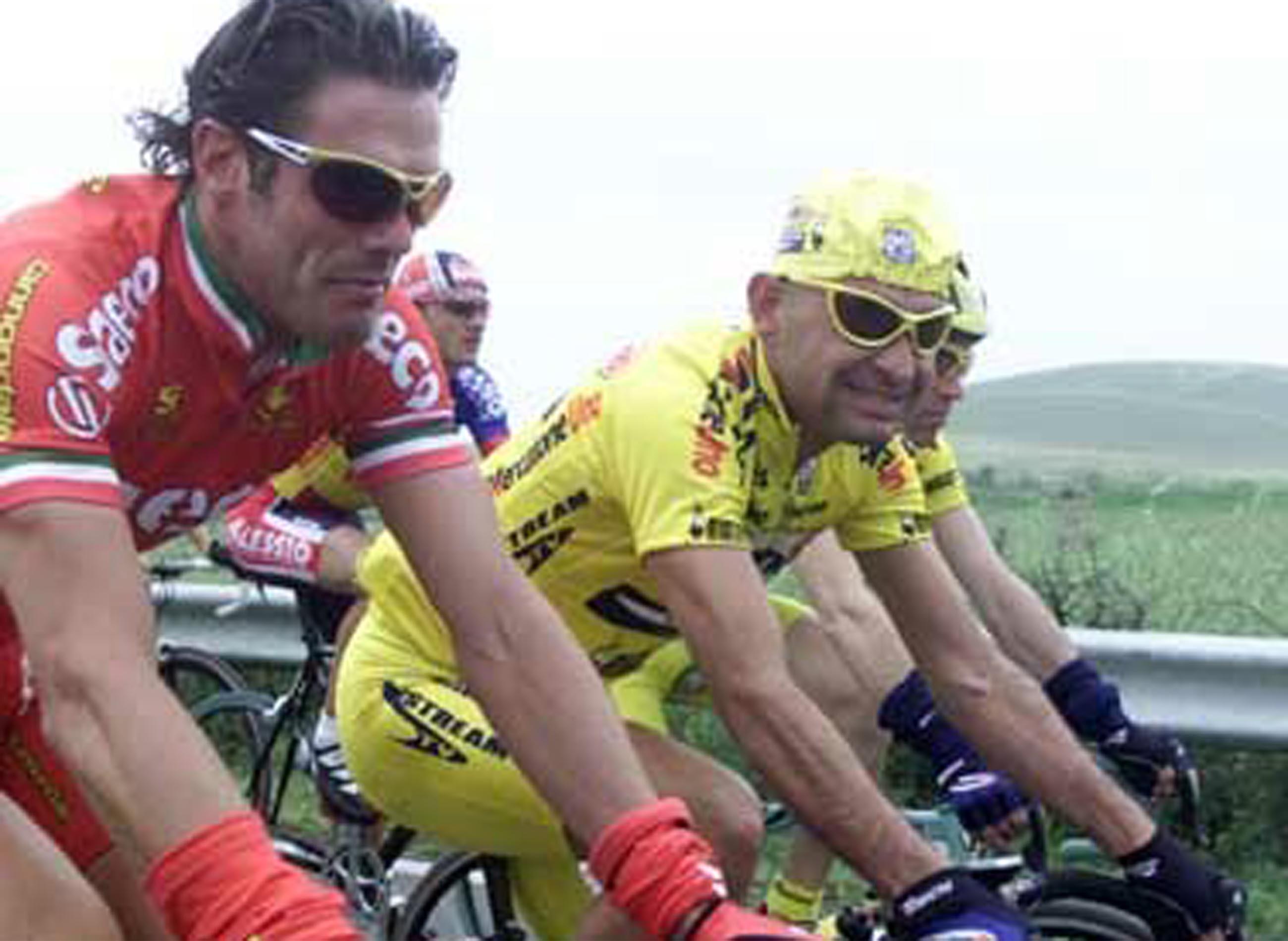 Lucera, maggio 2001 - Giro d'Italia: terza tappa, il 'Pirata' al fianco di Mario Cipollini (INFOPHOTO)