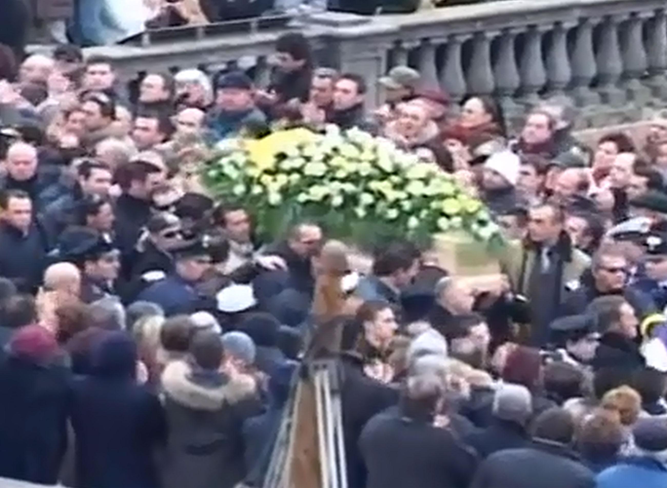 Rimini, 18 febbraio 2004: i funerali del 'Pirata', trovato morto nel residence 'Le Rose' a 34 anni (Fermo immagine)