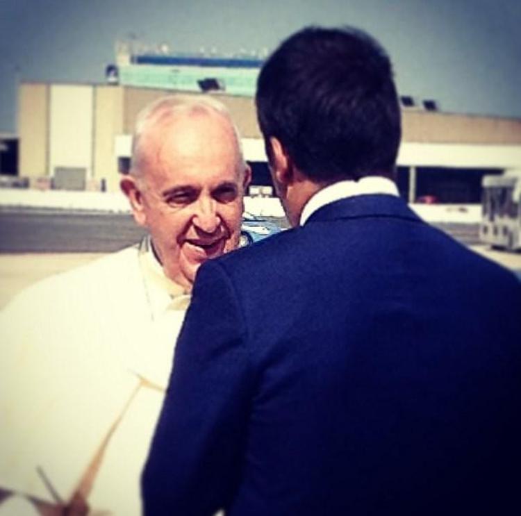 A Fiumicino  il saluto tra Papa Francesco e Renzi (twitter/Nomfup)